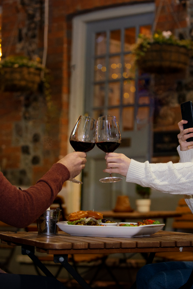 Casal em jantar romântico